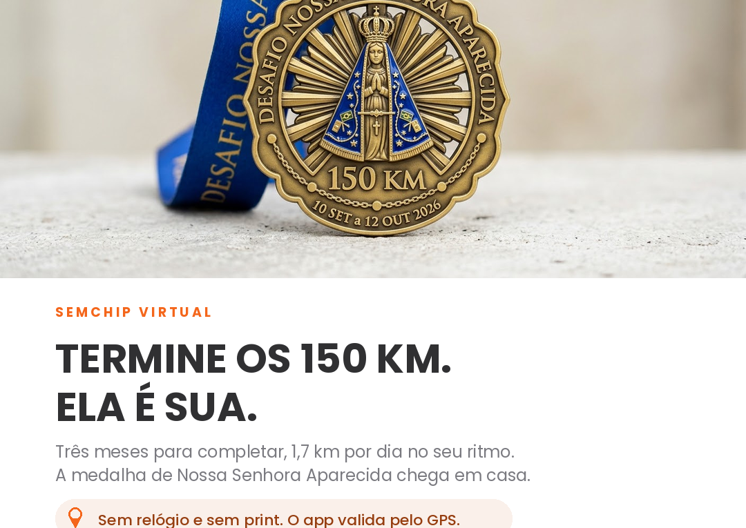 Medalha de Nossa Senhora Aparecida ao lado do traçado de GPS de uma corrida